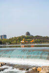 河面水坝