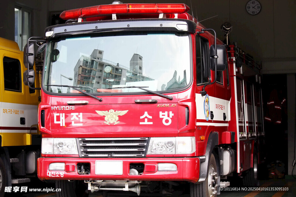 红色消防车