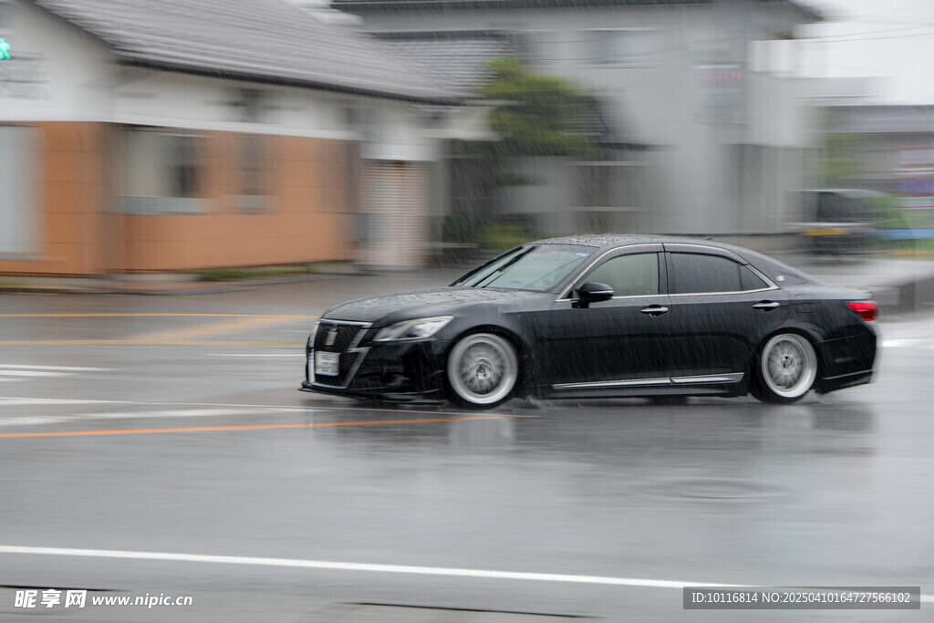 黑色轿车