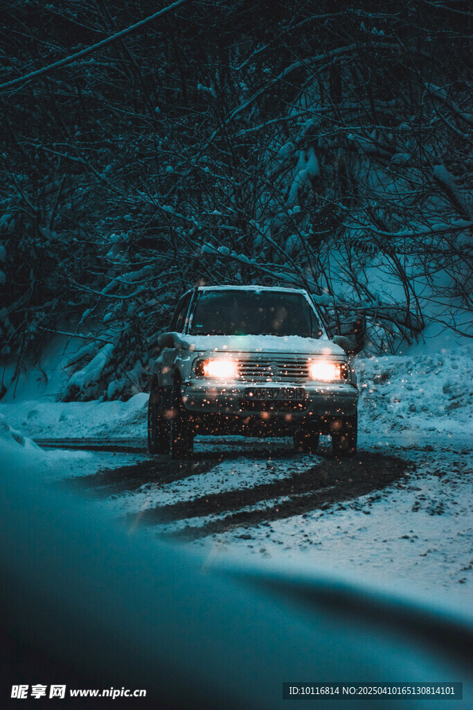 雪地中行驶的越野汽车