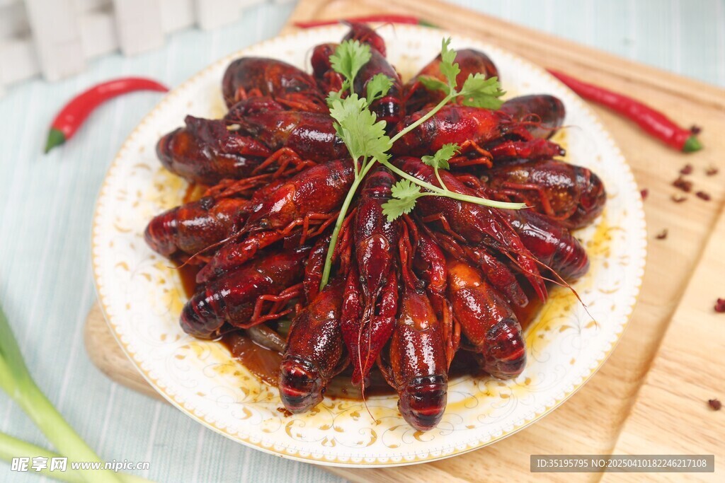 一盘美味诱人的小龙虾