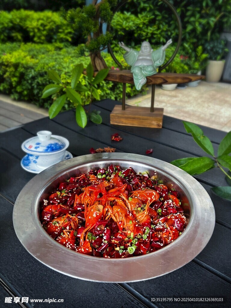 户外美味香辣小龙虾