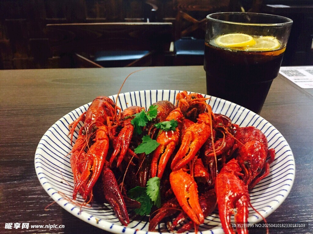 鲜香小龙虾配清爽饮品