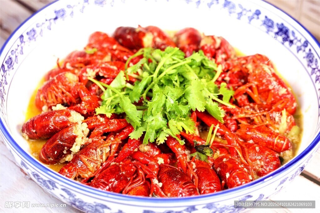 香辣小龙虾摆于青花碗中