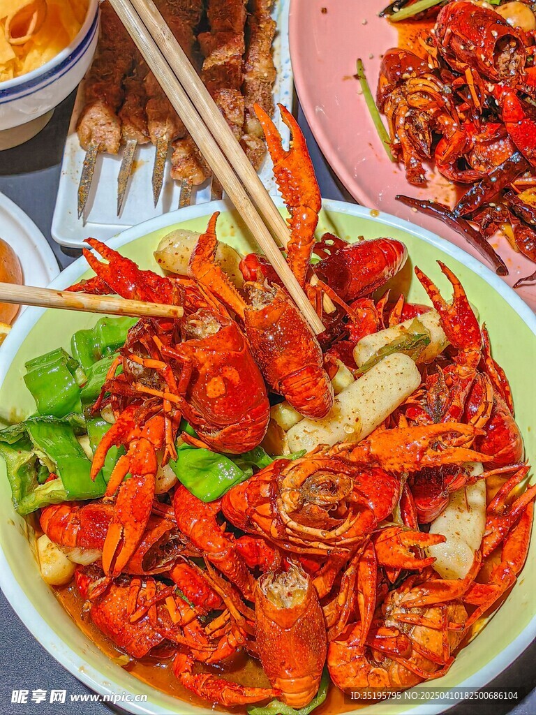 美味麻辣小龙虾诱人上桌
