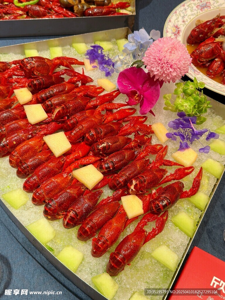 美味小龙虾摆盘精致诱人