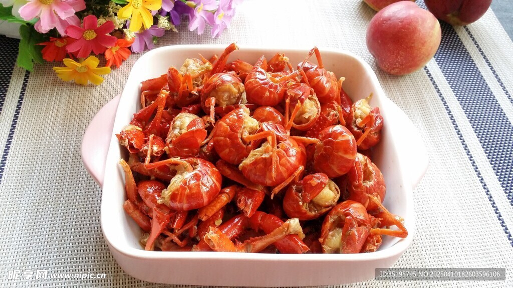 美味诱人的盘中麻辣小龙虾