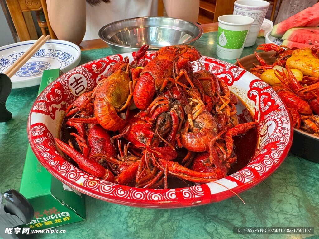 美味小龙虾摆满丰盛餐桌