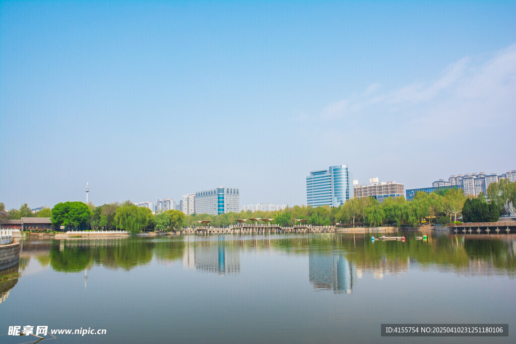 现代城市湖光倒影