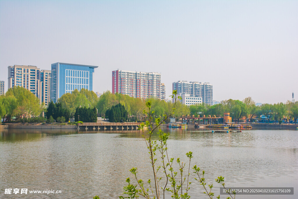城市湖景