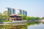 中式楼阁湖面倒影