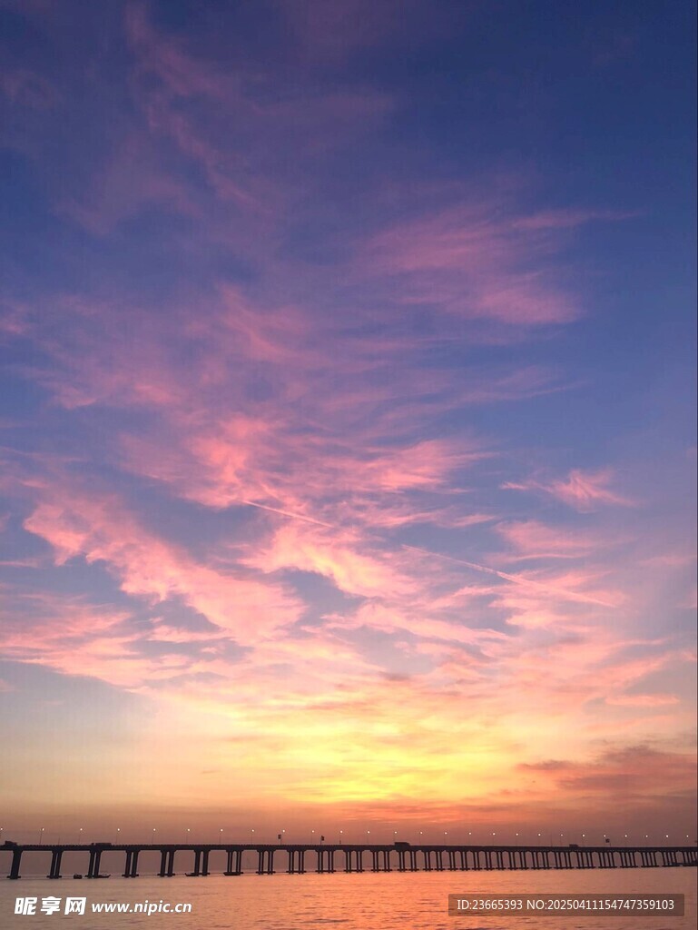 海边绚丽晚霞与跨海长桥