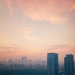 城市日出时的朦胧天际线