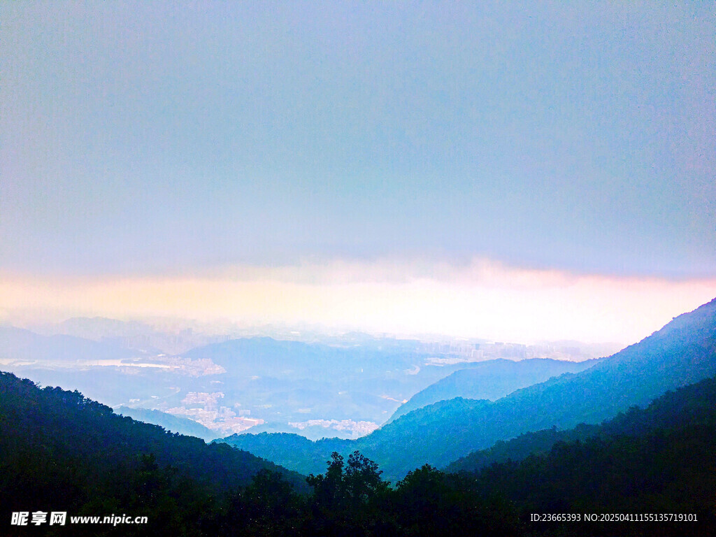 蓝天  山顶上的风景  梧桐山