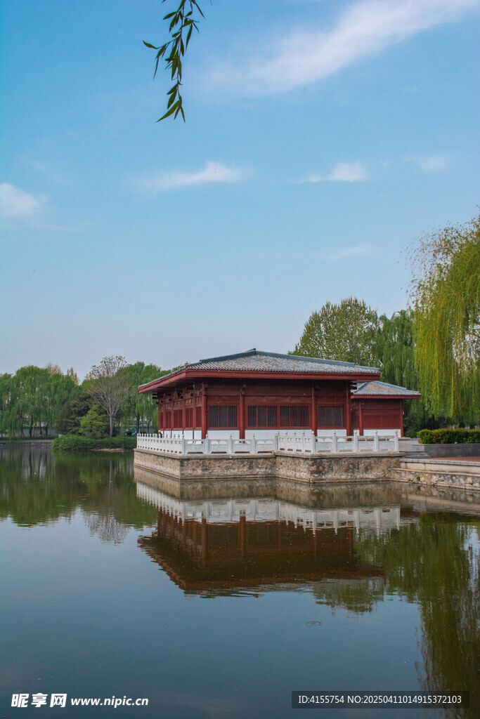湖面古建筑倒影