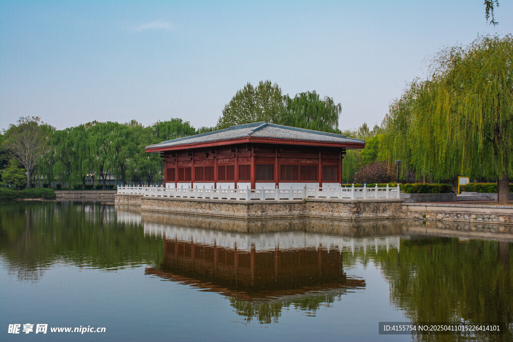 湖畔古建筑倒影