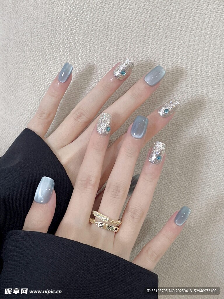 闪亮精致美甲手部特写