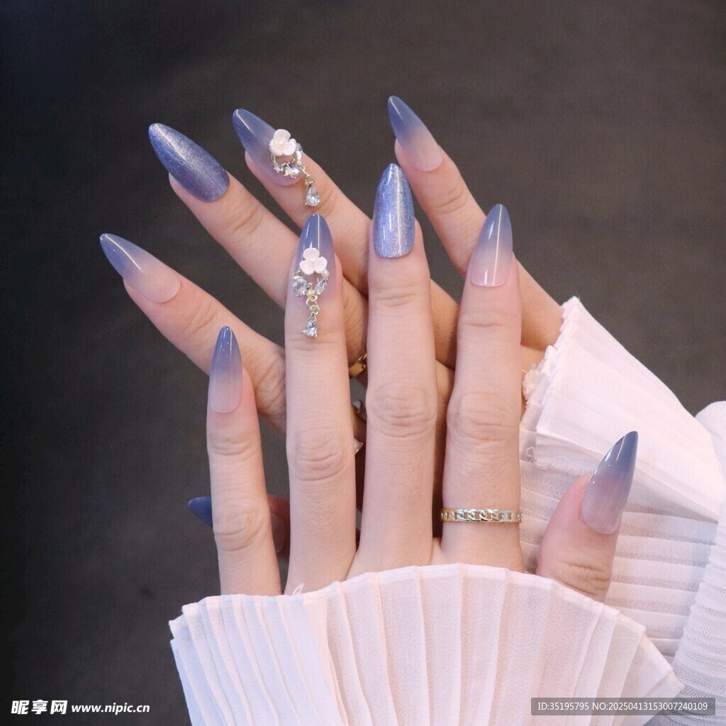 蓝紫色渐变美甲精致手饰