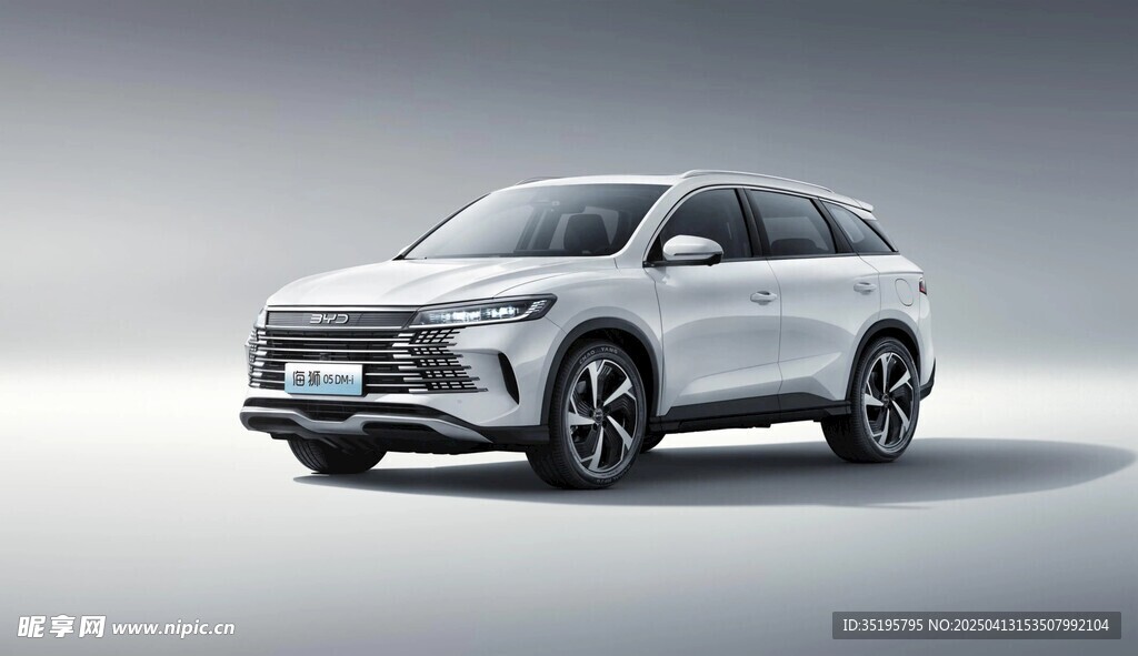时尚大气的白色新能源SUV