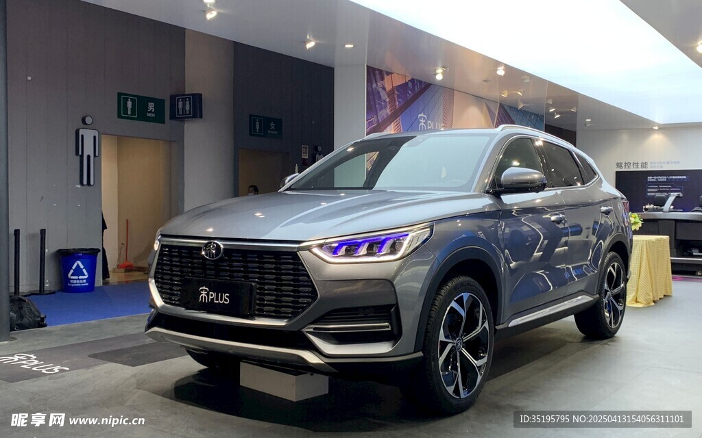 室内展示的时尚灰色SUV