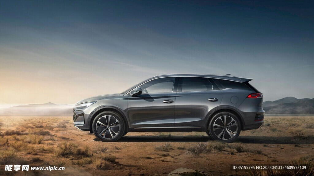 旷野中的豪华SUV