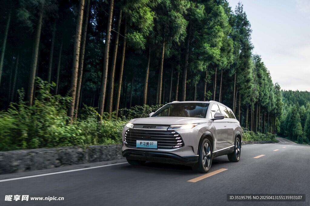 公路上行驶的时尚家用汽车
