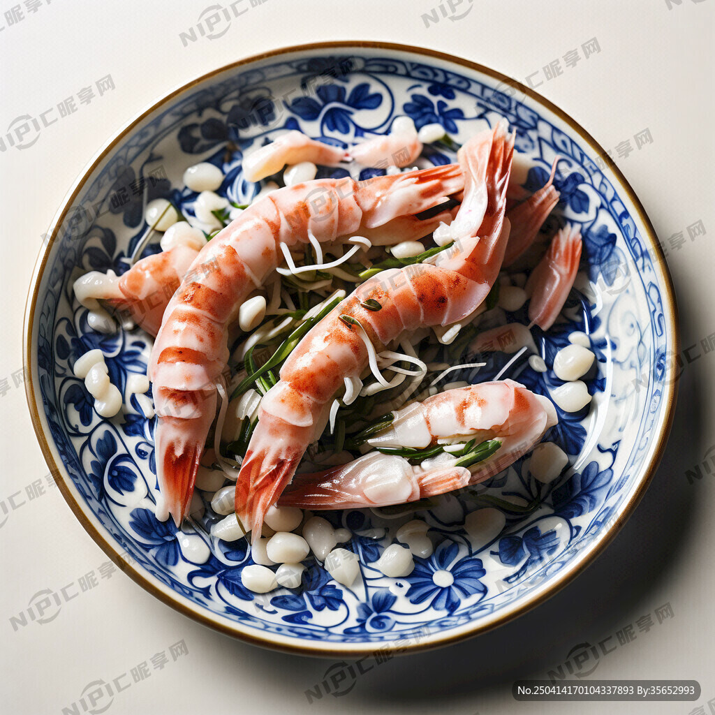 青花瓷盘装白嫩的虾仁