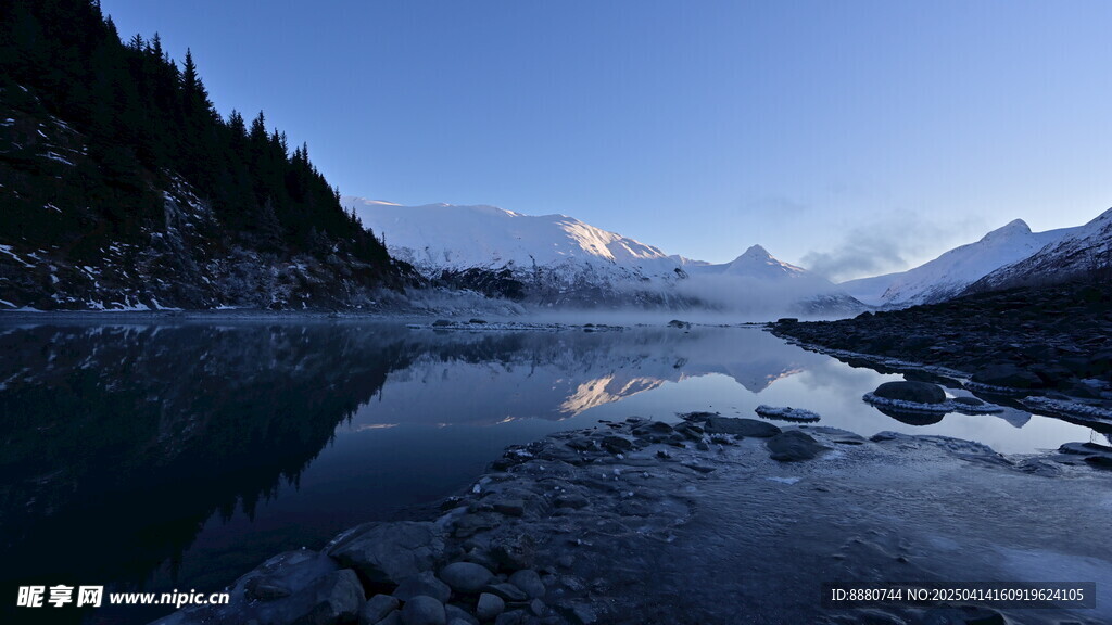 宁静湖畔雪山绝美风光 山林 
