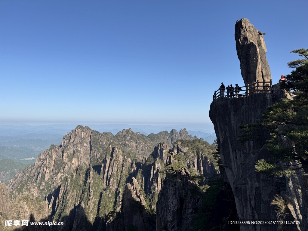 黄山飞来石