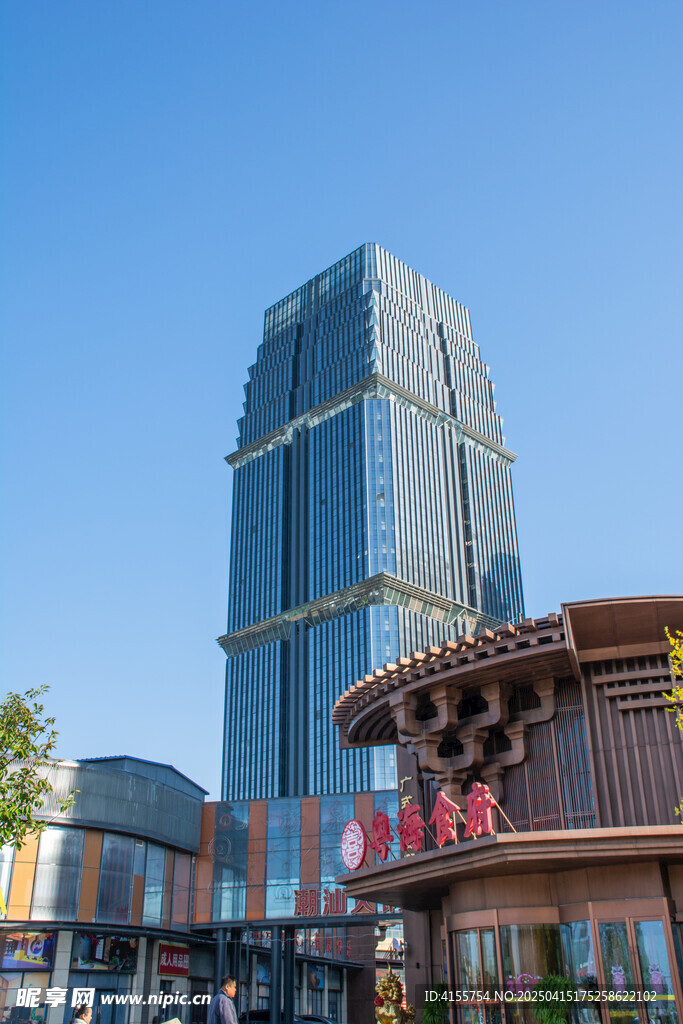 现代都市摩天大楼与商业建筑