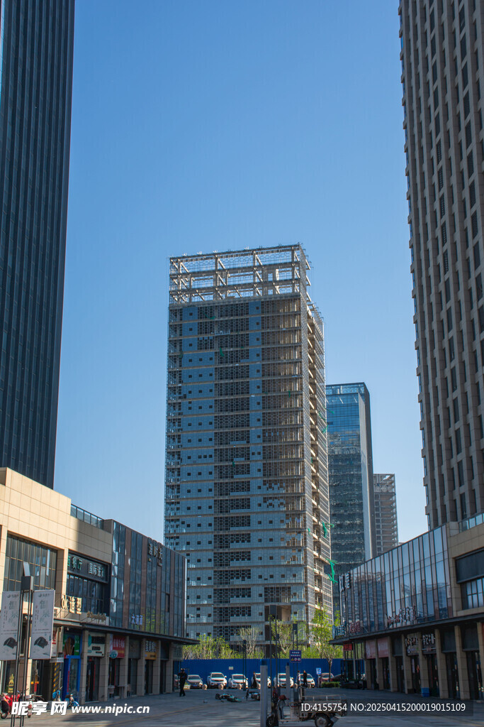 现代都市中的摩天办公大楼