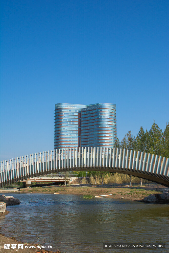 河畔桥梁与现代建筑景观