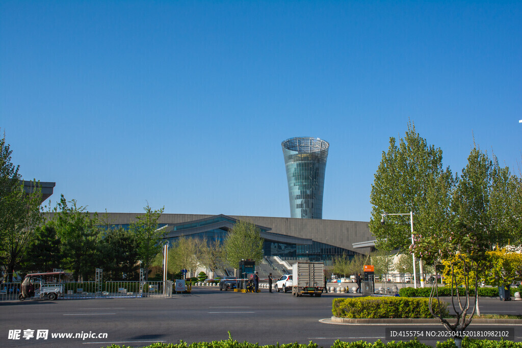 城市广场旁的现代建筑景观