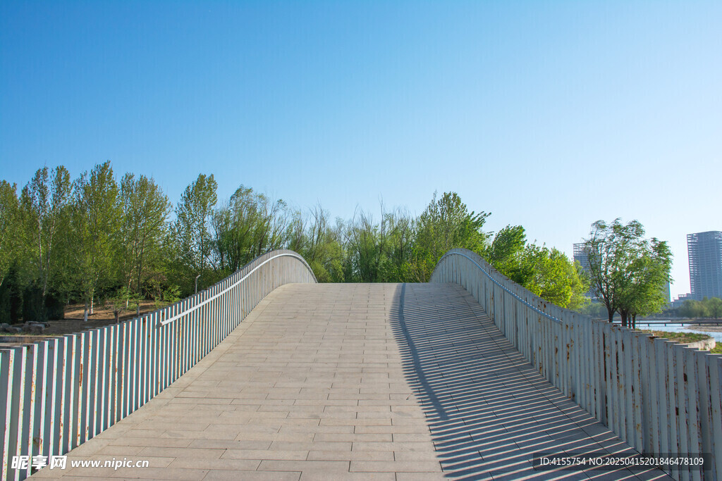 户外斜坡步道风景