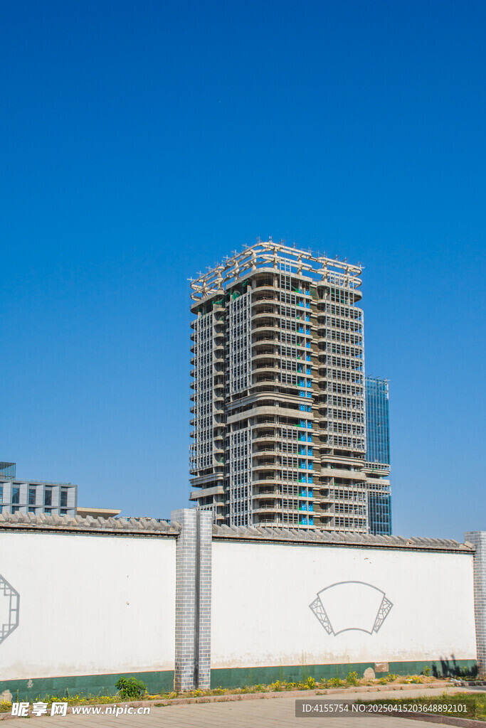 高楼前的白色围挡建筑场景