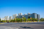 城市道路旁的现代建筑群