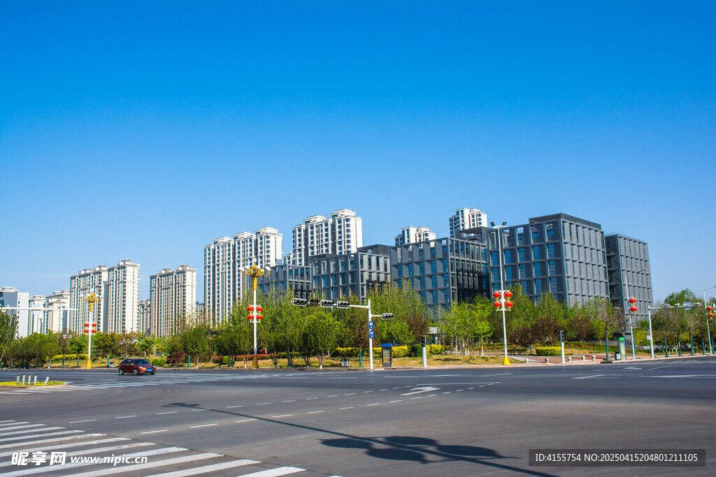 城市道路旁的现代建筑群