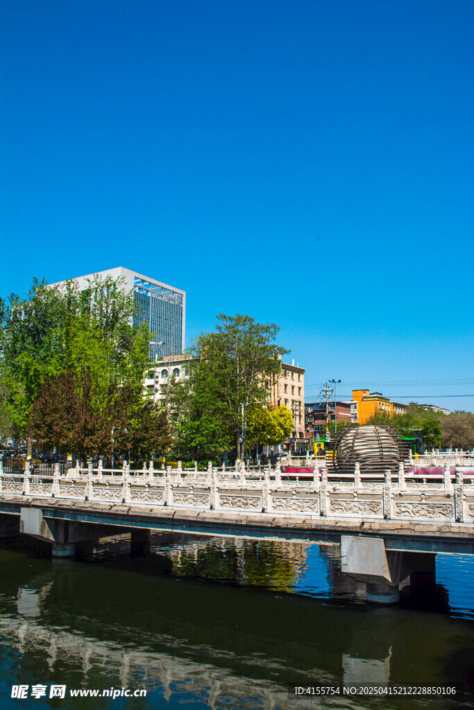 城市河畔桥梁风景