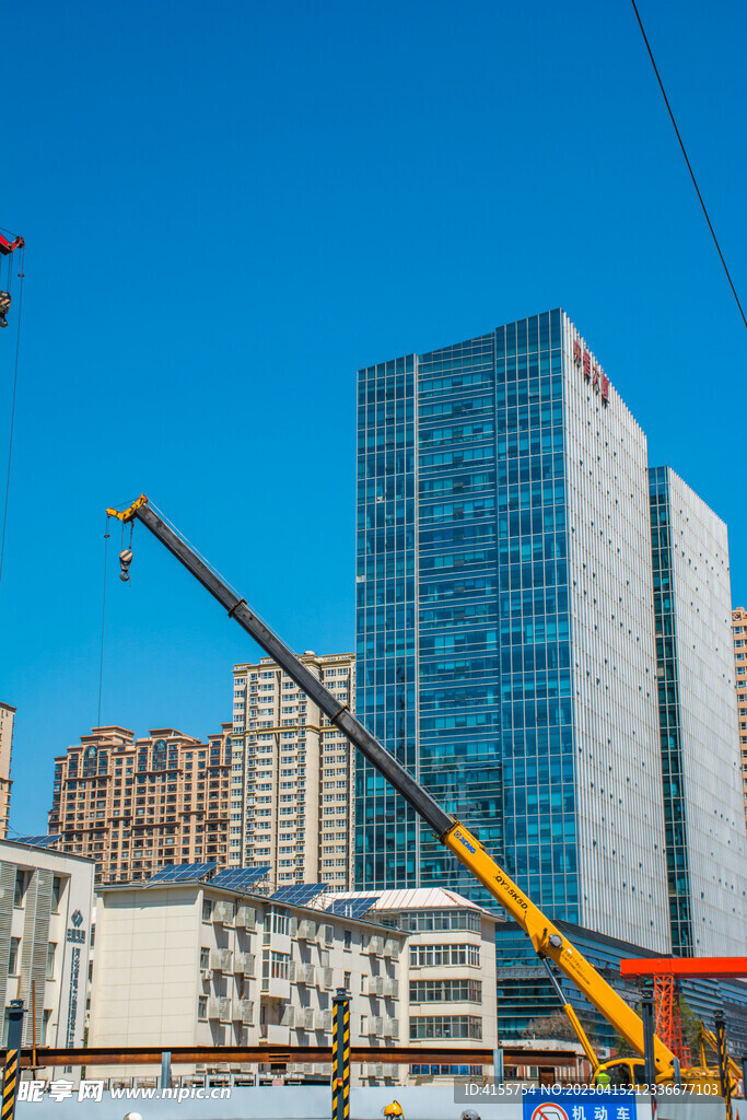 城市建筑工地与高楼景观