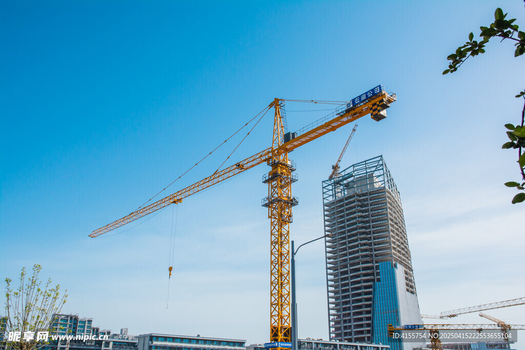 城市建筑工地的塔式起重机