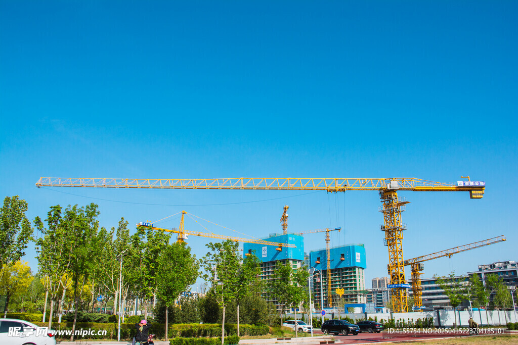 城市建筑工地的繁忙景象