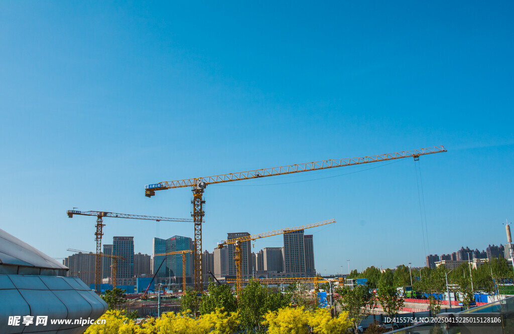 城市建设中的塔吊与高楼