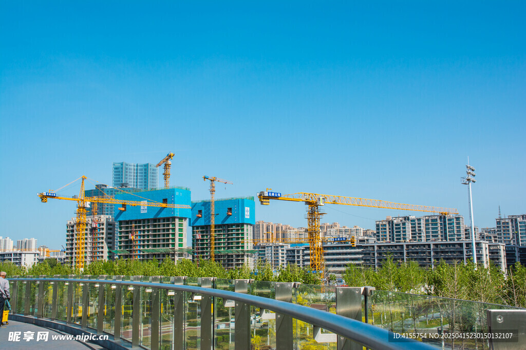 城市建筑工地的繁忙景象