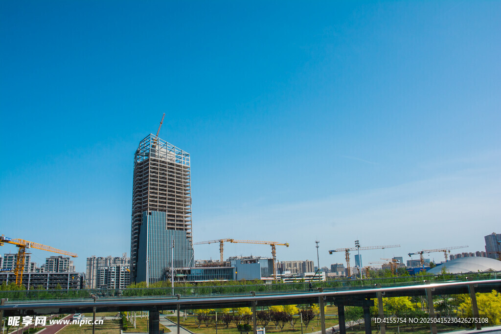 城市高楼与工地建设景观