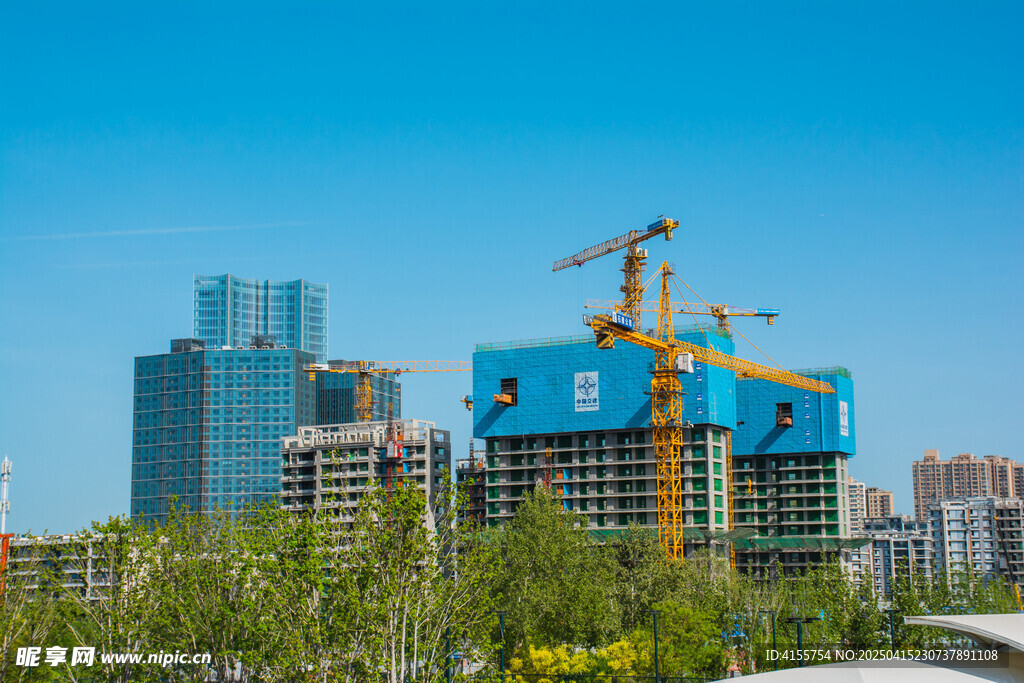 城市中崛起的在建高楼