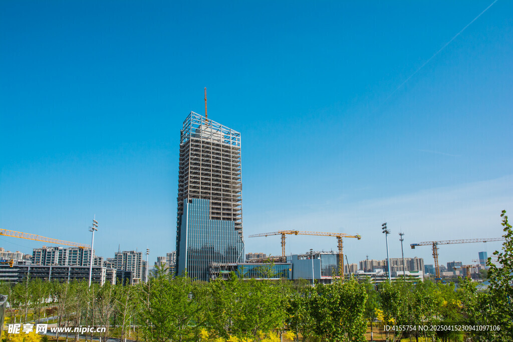 城市在建高楼与周边景致