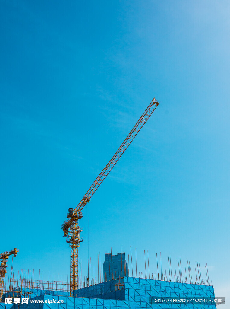 蓝天之下的建筑起重机