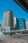 城市街景中的摩天大楼
