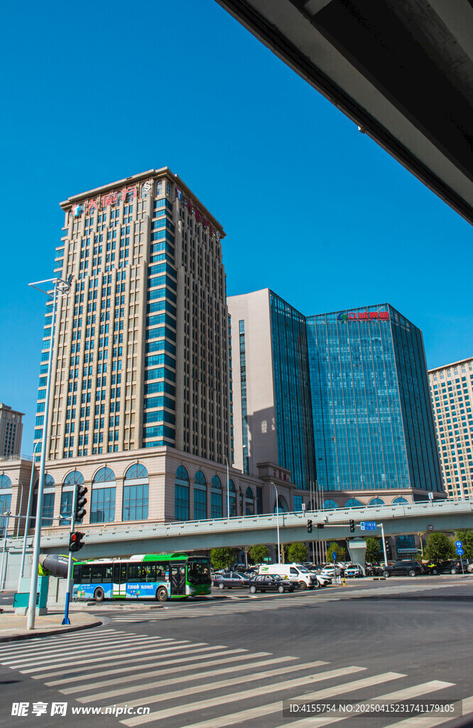 城市街景中的摩天大楼