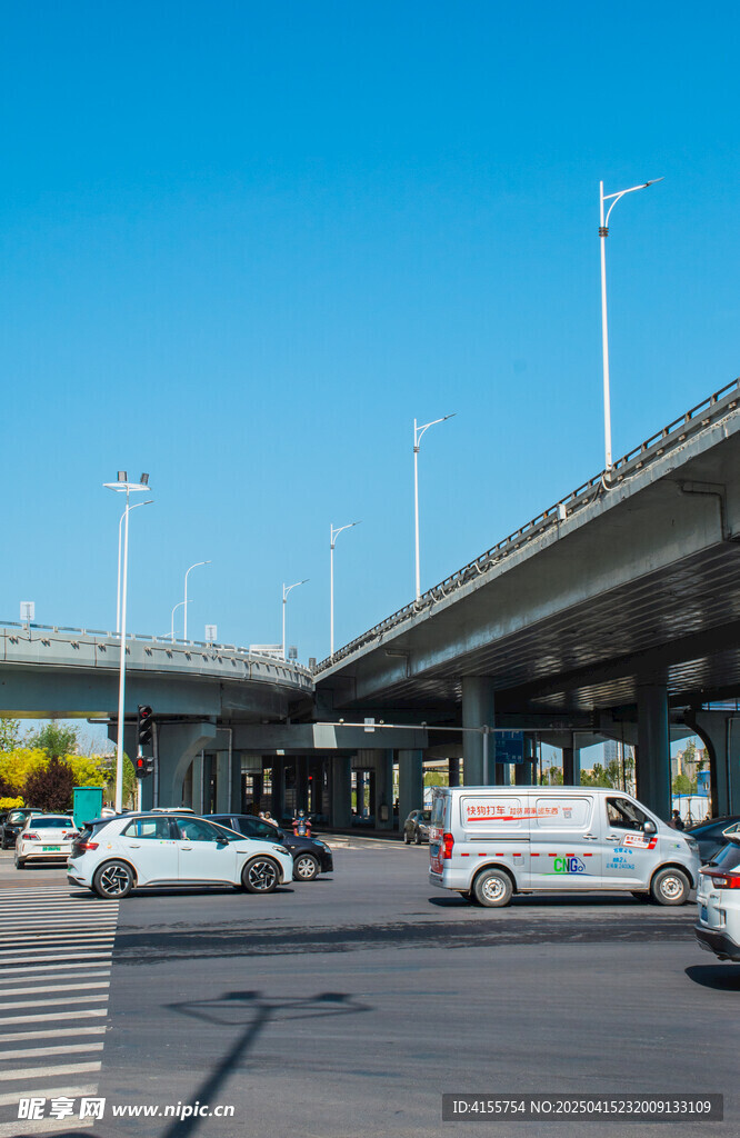 城市高架桥下车流景象